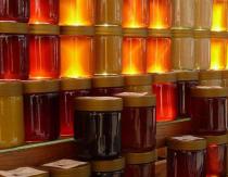 Razones para azucarar la miel: qué tipo de miel no cristaliza La miel se vierte