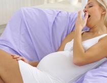 Causas de fraqueza durante a gravidez nos estágios iniciais e finais