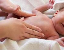 انتفاخ البطن عند الأطفال حديثي الولادة