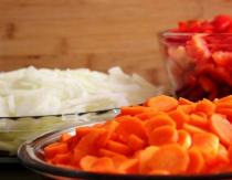 Lecho di pomodori, peperoni, carote e cipolle per la ricetta Lecho invernale con carote e aglio