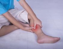 ¿Por qué ocurren los calambres en las piernas y qué hacer en este caso?