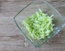 Салат из стеблевого сельдерея с огурцом