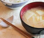 Ricette per la zuppa di miso Zuppa di miso con shiitake e alghe